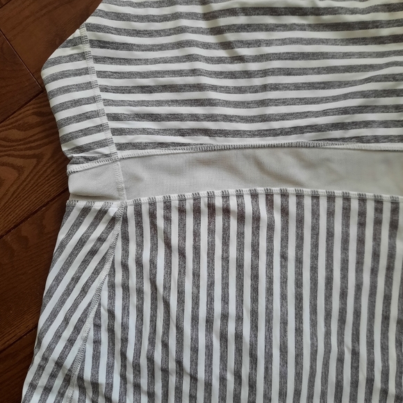 RARE Lululemon tank, Size 6, grey and white stripes - Picture 3 of 10
